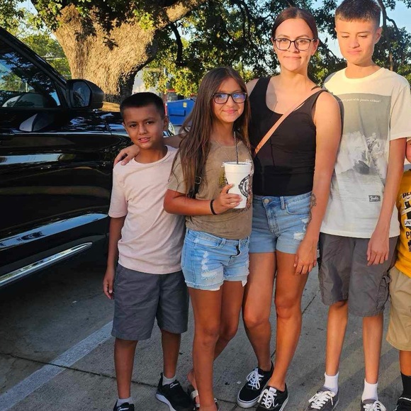 Meet your Posher, Erica - Picture 3 of 5